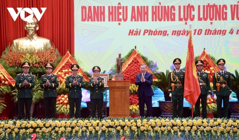 Top leader presents Hero of the People’s Armed Forces title to Military Region 3